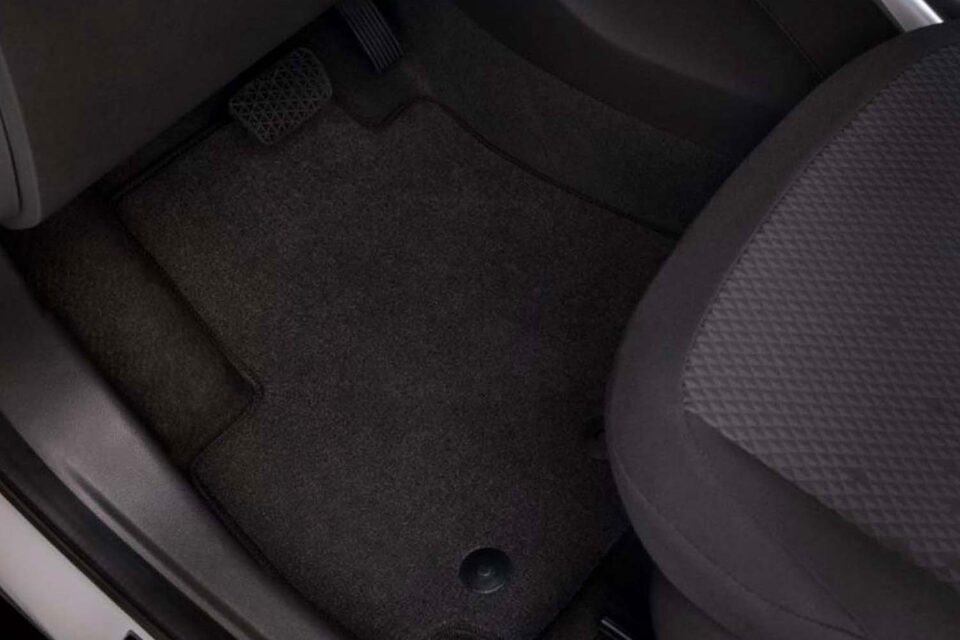 El cubre alfombras textil protege tu Chevrolet Colorado en su uso diario