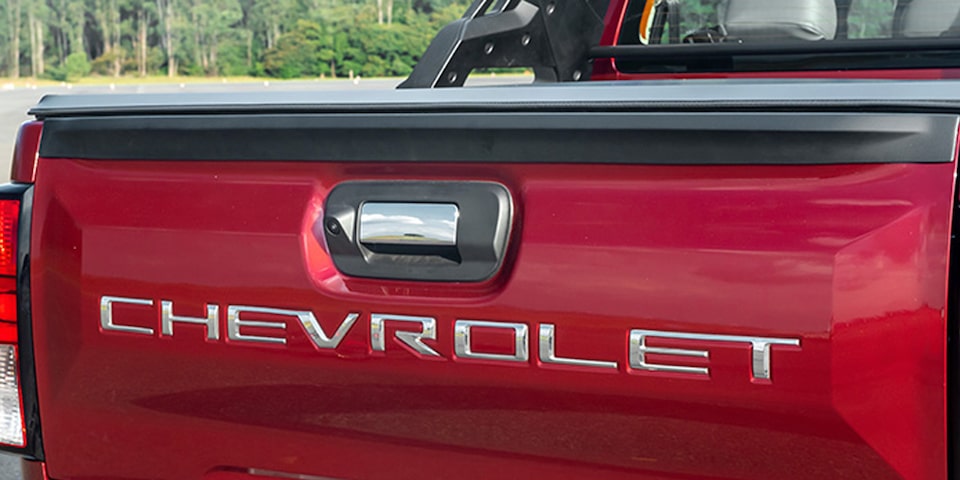 Pickup Chevrolet Colorado - Accesorio aplique de letras en cromo oscuro para compuerta trasera