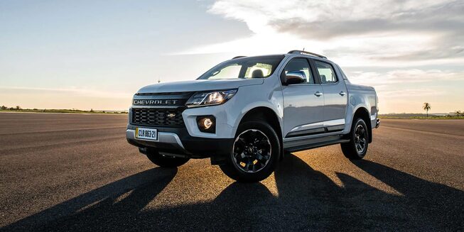 Chevrolet Colorado detalles de frente en ruta