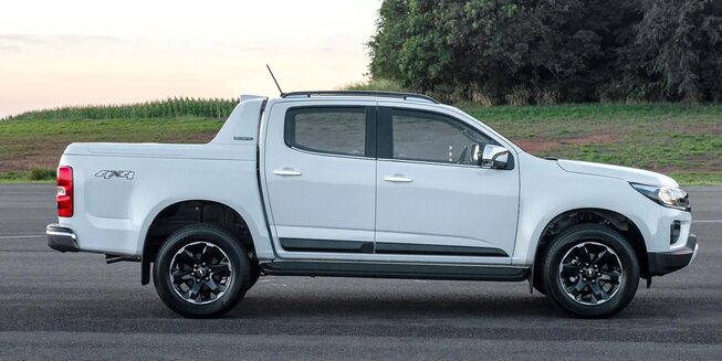 Chevrolet Colorado vista lateral campo
