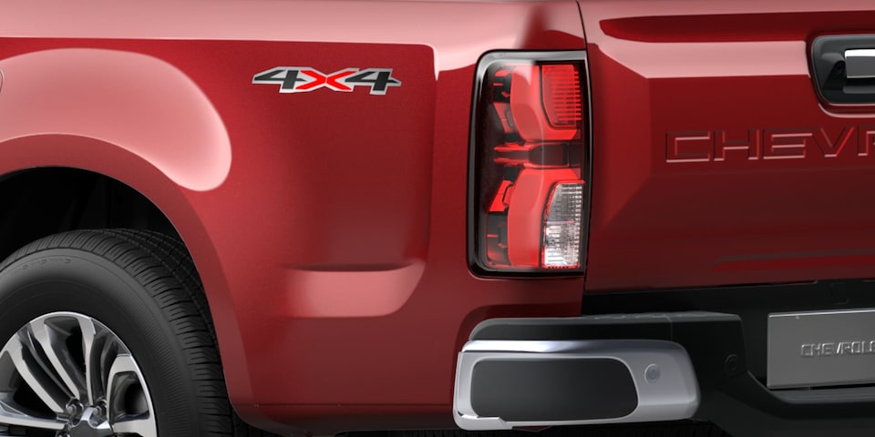Vista posterior del logo 4x4 pick up Chevrolet Colorado