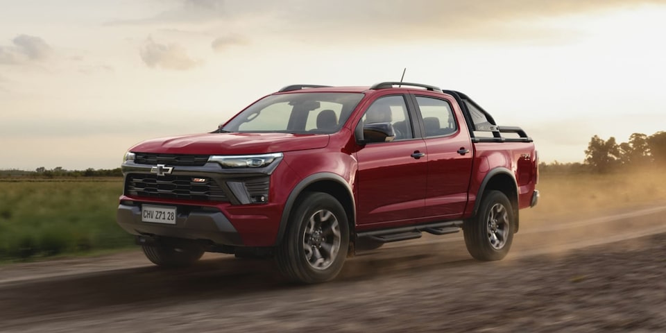 Vista en marcha en camino rural pick up Chevrolet Colorado