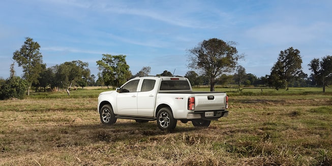 Vista pick up Chevrolet Colorado en trabajo rural posterior