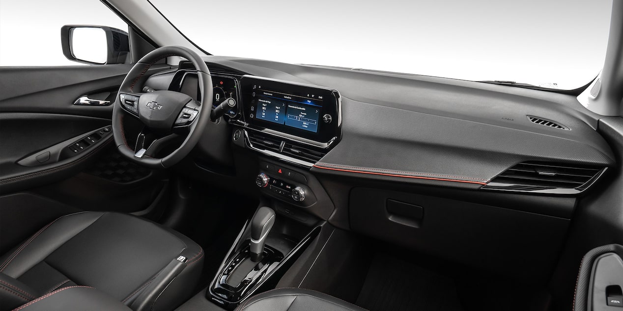 Vista completa del tablero también dejando ver la caja de cambios y parte de los asientos delanteros de la Chevrolet Montana.
