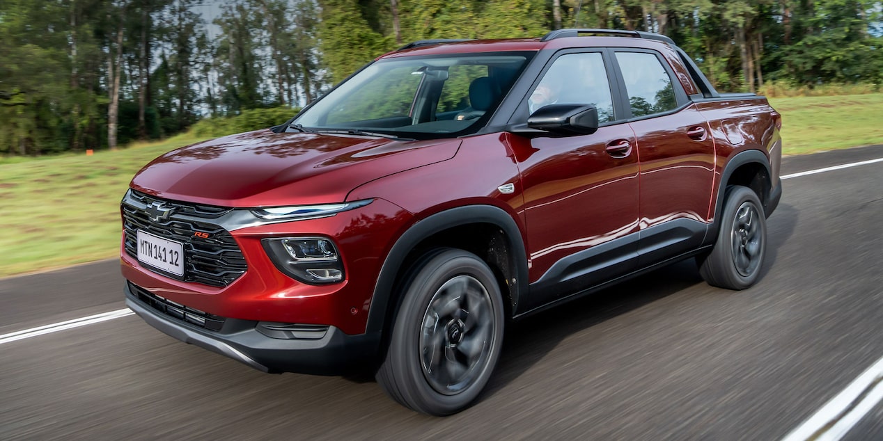 Chevrolet Montana  circulando por una carretera.