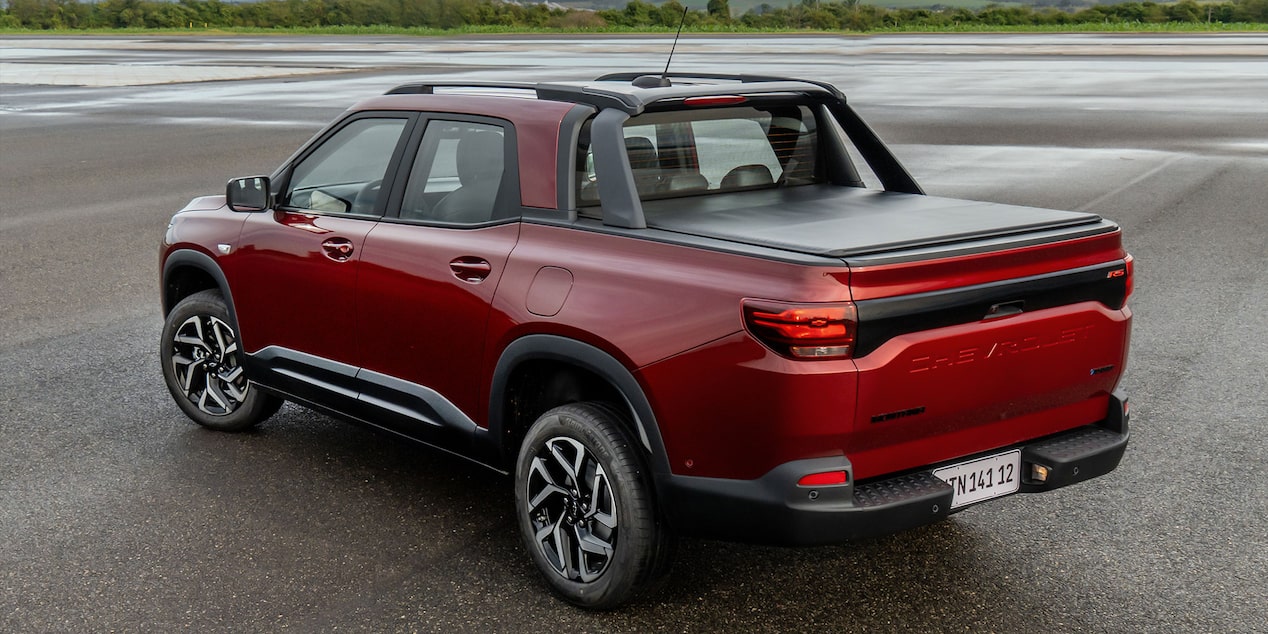 Vista lateral de una Chevrolet Montana Roja estacionada.