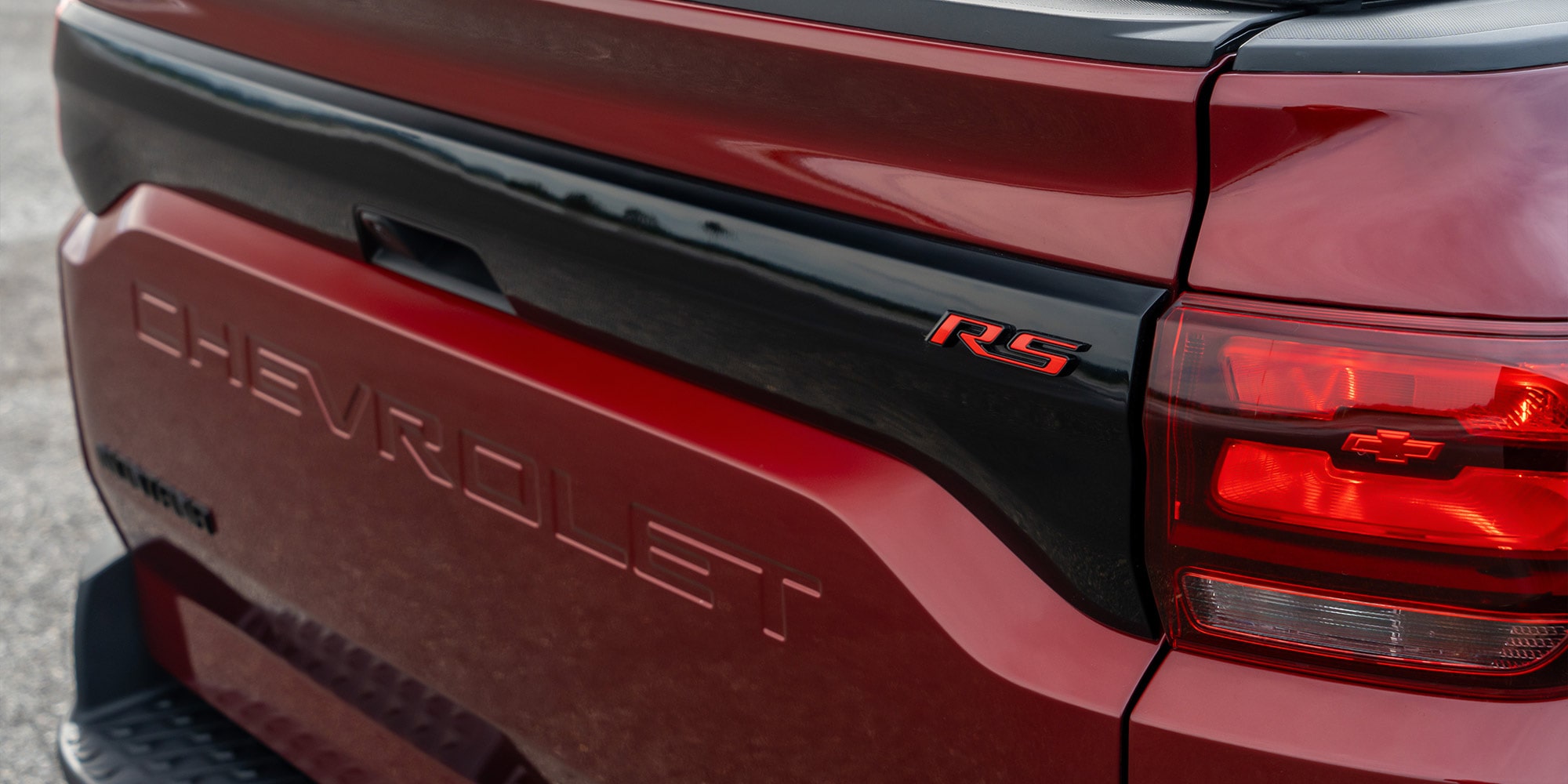 Vista en detalle del emblema de Chevrolet y logotipo RS de la Chevrolet Montana.