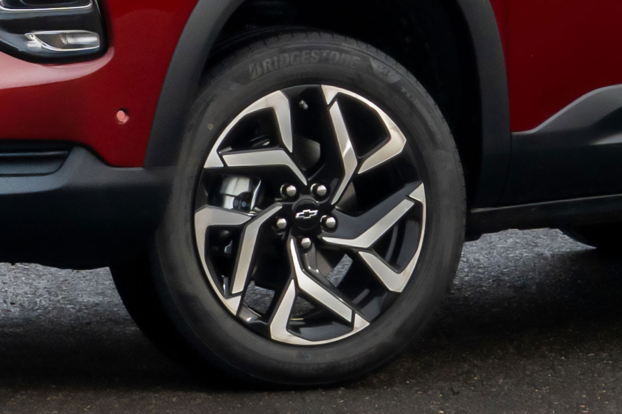 Detalle de los aros de aleación tintadas de 17 pulgadas de la Chevrolet Montana.
