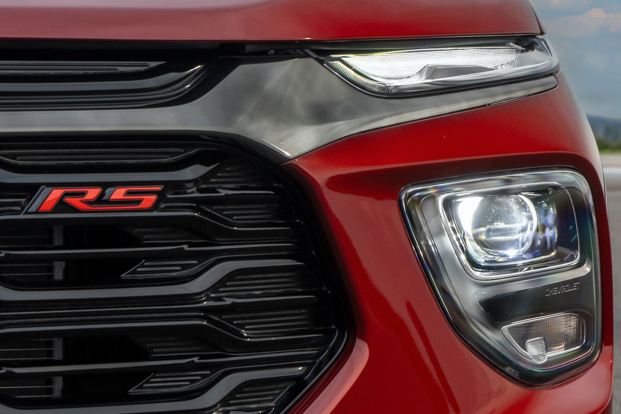 Vista en detalle de la parrilla frontal cromada enfocando en el logotipo RS y los faros LED de la Chevrolet Montana.