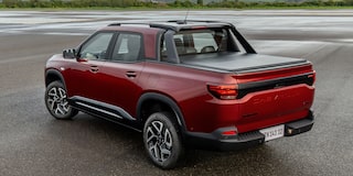 Vista trasera de una Chevrolet Montana Roja estacionada.