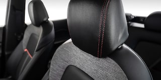 Vista en detalle de las costuras del asiento conductor de la Chevrolet Montana.