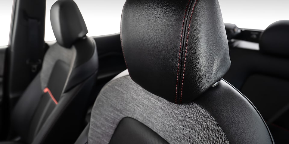 Vista en detalle de las costuras del asiento conductor de la Chevrolet Montana.
