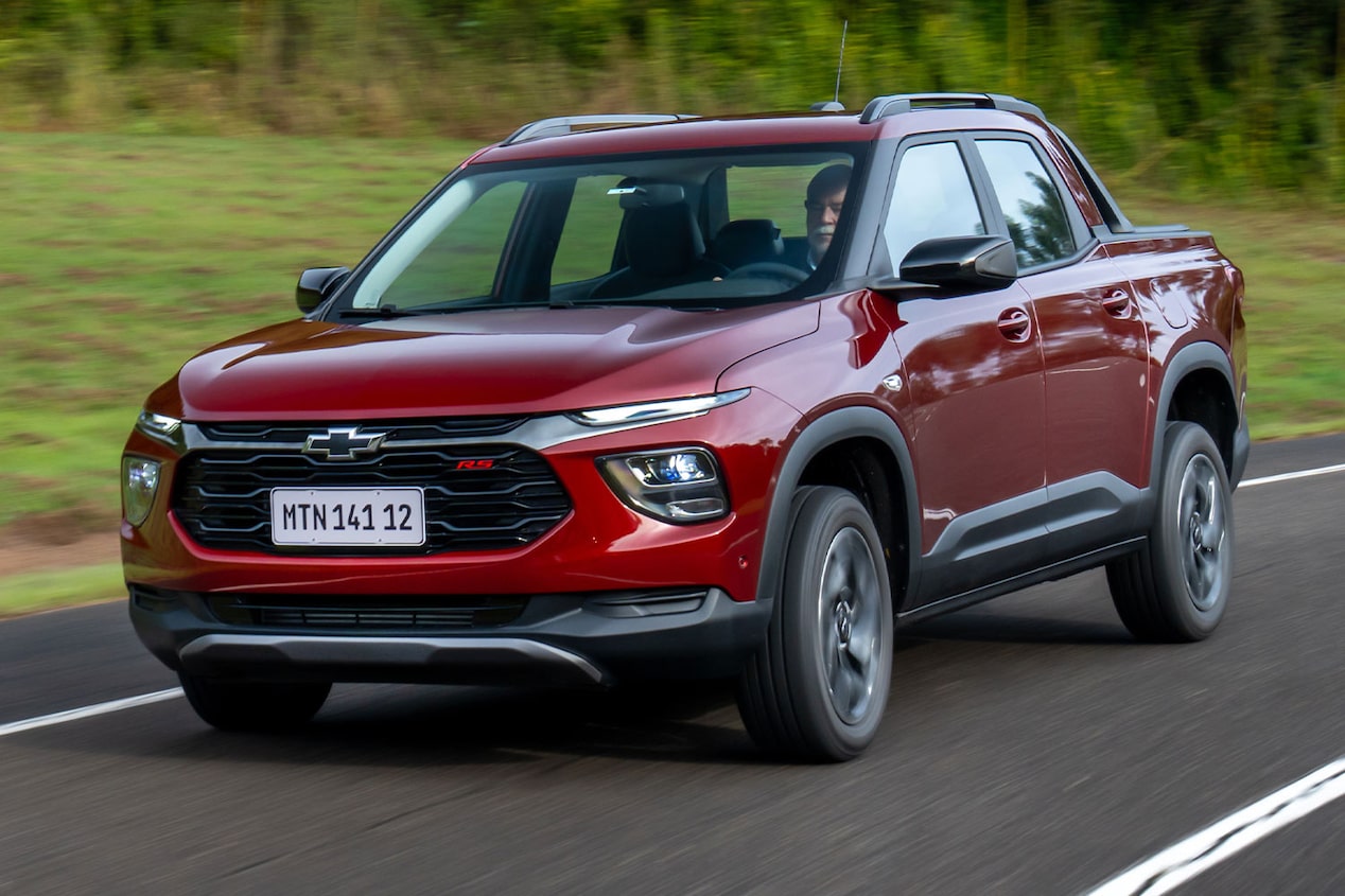 Vista frontal de una Chevrolet Montana circulando por una carretera.