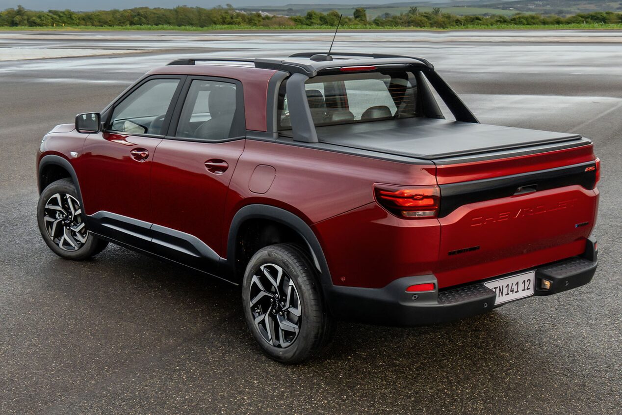 Vista trasera de una Chevrolet Montana Roja estacionada.