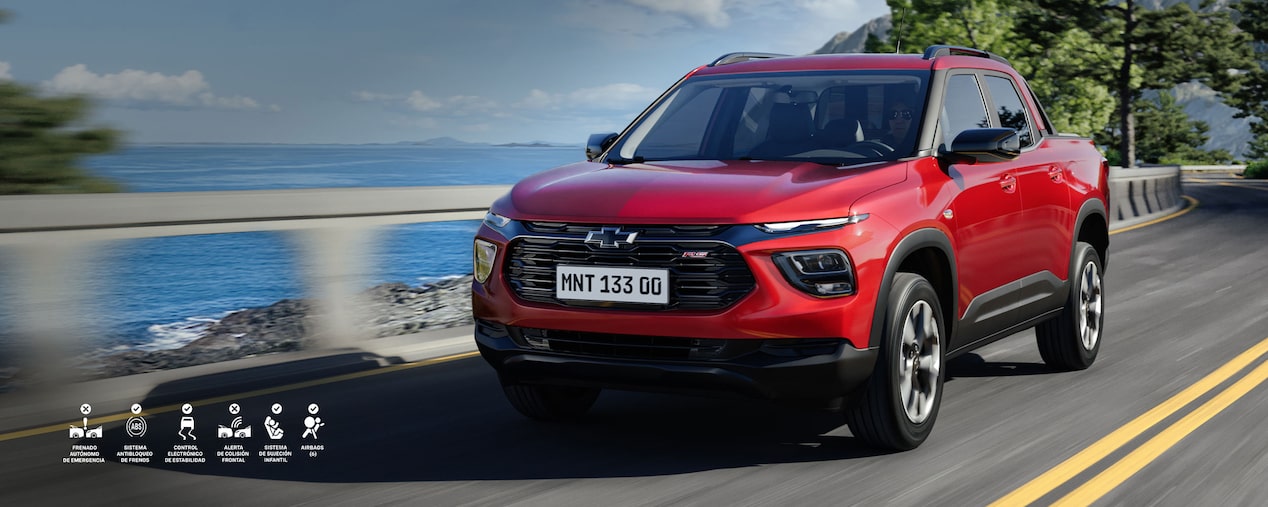 Chevrolet Montana transitando por una carretera.