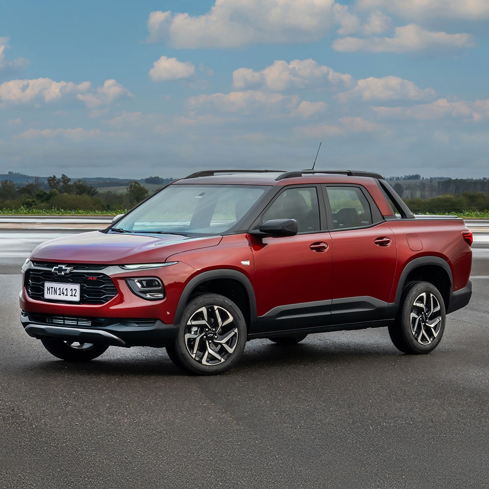 Vista lateral de la Chevrolet Montana estacionada.