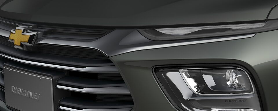 Vista frontal de la parrilla y luces de la pick up Chevrolet Montana