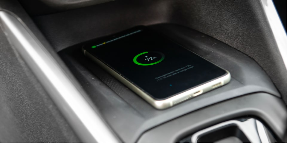 Detalle del cargador wireless de la nueva pickup Chevrolet Montana
