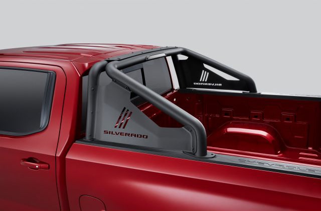 La barra de ornamentación negra aporta funcionalidad a tu pick up Chevrolet Silverado