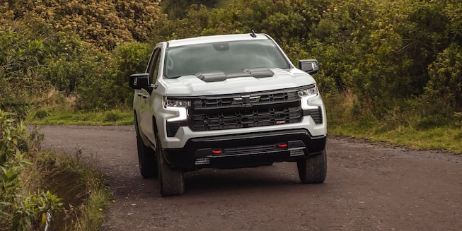 Pick up Chevrolet Silverado Trail Boss Z71 vista de frente en marcha