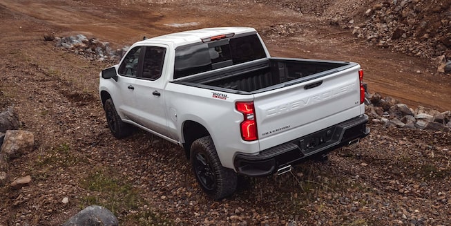 Pick up Chevrolet Silverado Trail Boss Z71 vista posterior lateral