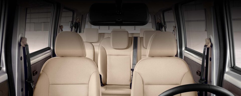 Comparte momentos con amigos viajando en la espaciosa Chevrolet N400 Pasajeros