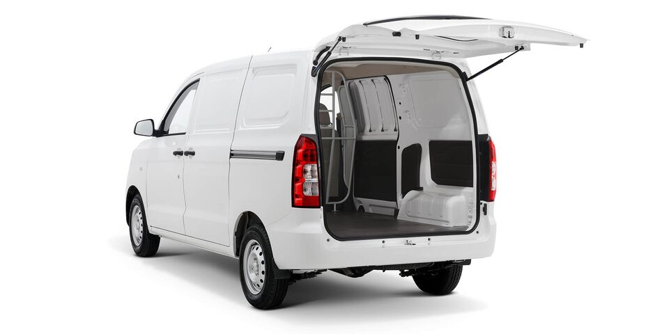 El portón trasero de la nueva Chevrolet N400 Cargo agiliza la carga de mercaderia