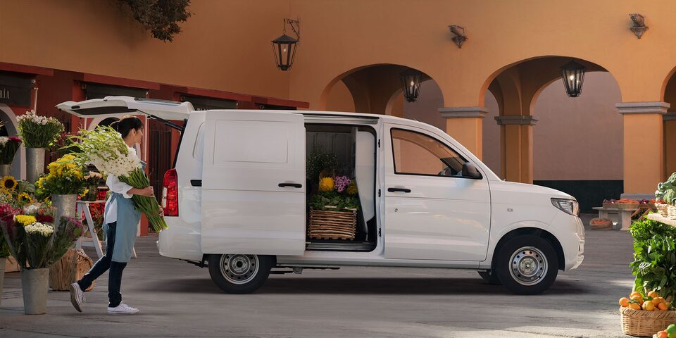El portón trasero de la van Chevrolet N400 Cargo agiliza la carga de mercaderia