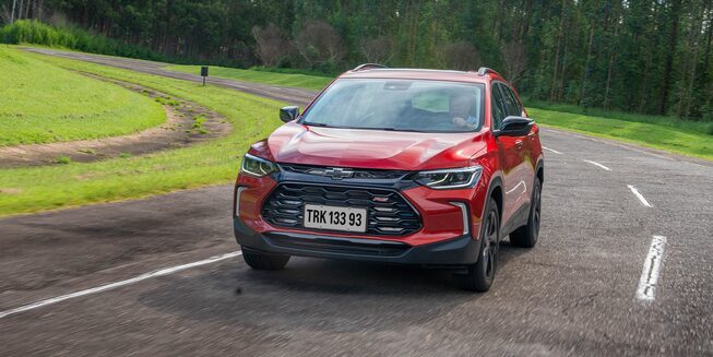 Chevrolet Tracker 2025 en movimiento sobre carretera, destacando su diseño deportivo y motor turbo eficiente para una conducción segura y potente