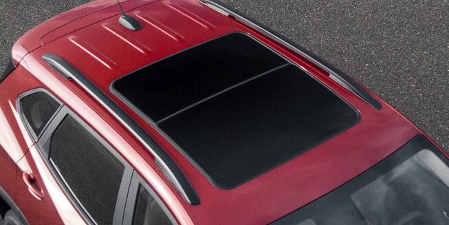 Vista superior de la Chevrolet Tracker 2025 con techo solar panorámico, ideal para una experiencia de viaje más luminosa y sofisticada