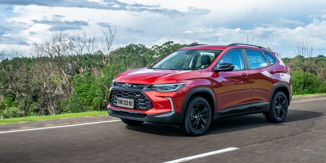 Chevrolet Tracker 2025 en movimiento sobre carretera, destacando su desempeño y eficiencia en viajes largos
