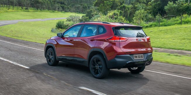 Vista posterior del Chevrolet Tracker 2025 en carretera, resaltando su diseño aerodinámico y elegante en movimiento