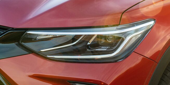 Faro delantero del Chevrolet Tracker 2025 con tecnología LED, resaltando diseño moderno e iluminación inteligente