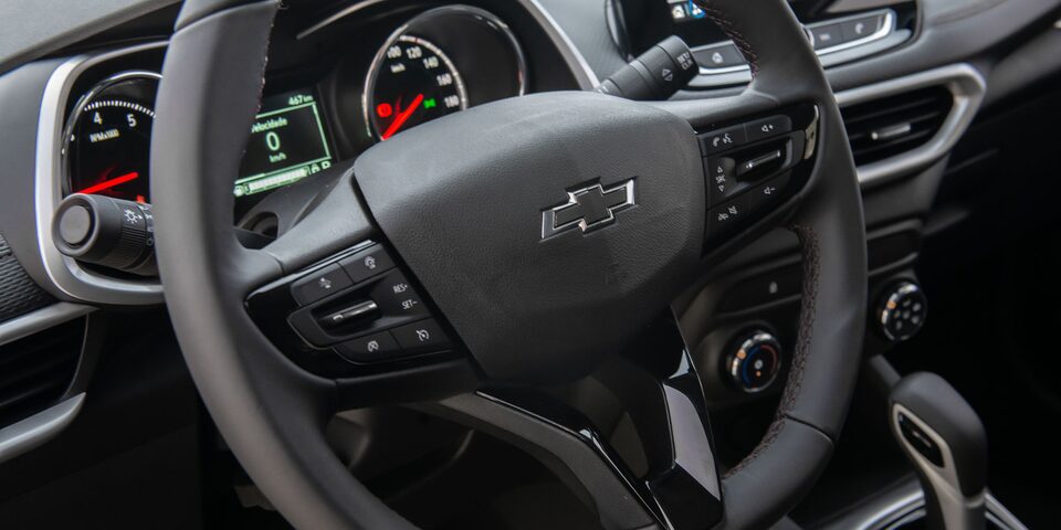 Volante multifuncional del Chevrolet Tracker 2025 con mandos integrados para mayor control y confort de manejo