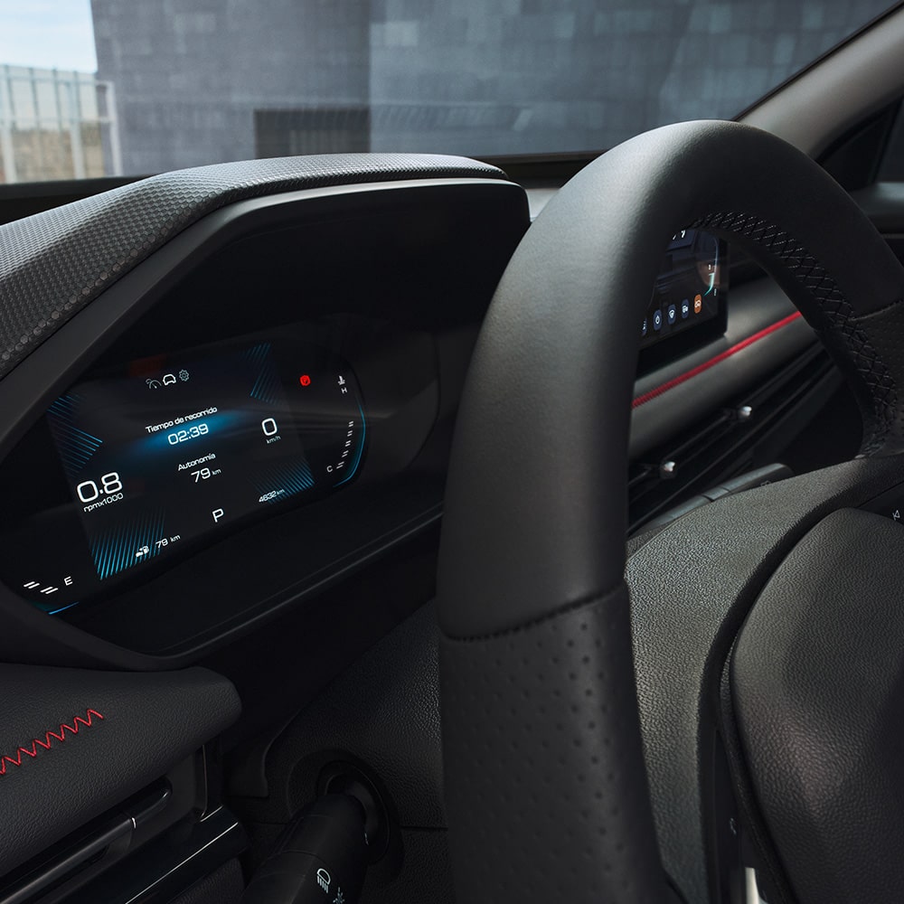 Vista en detalle del clúster digital de la Chevrolet Groove LTZ, destacando el ecuero negro con acentos en color rojo.