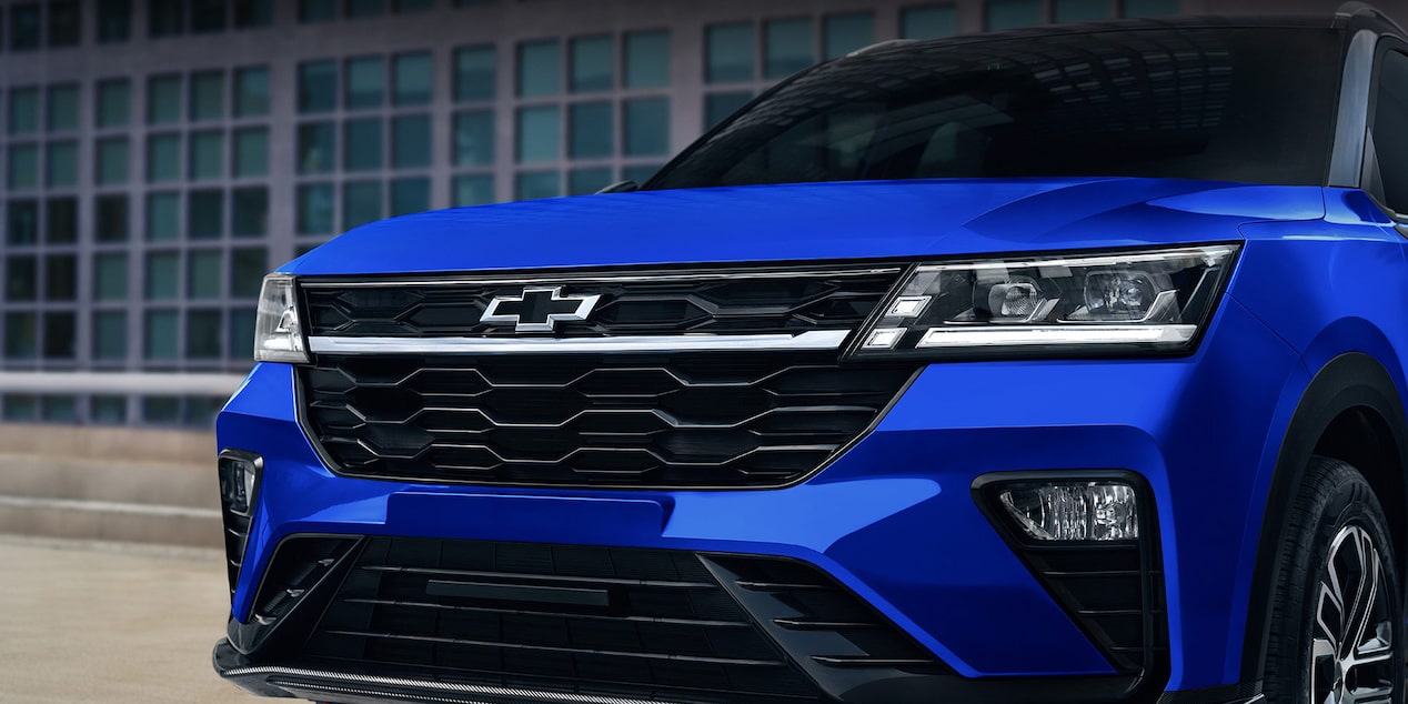 Frente de la Chevrolet Groove RS, con parrilla negra de diseño hexagonal, emblema de Chevrolet al centro, faros LED y detalles deportivos en color azul metálico.