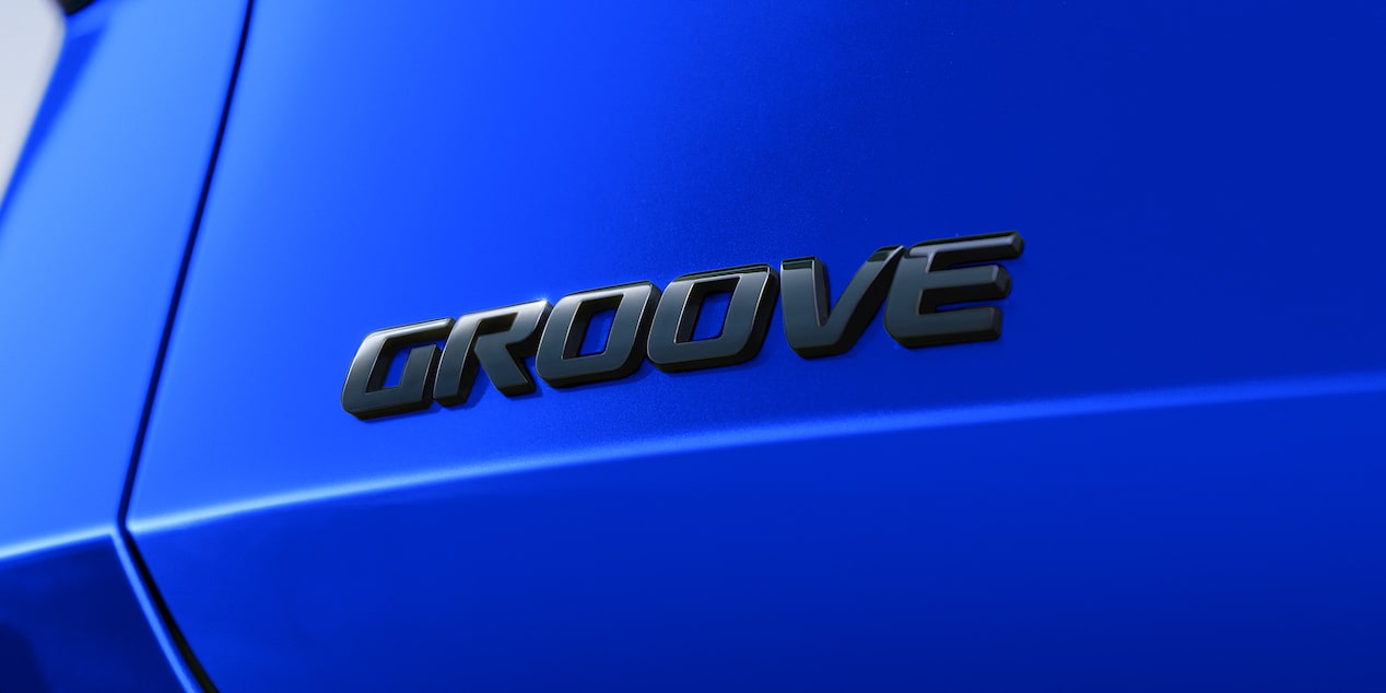 Primer plano a la insigna Groove en la nueva Chevrolet Groove.