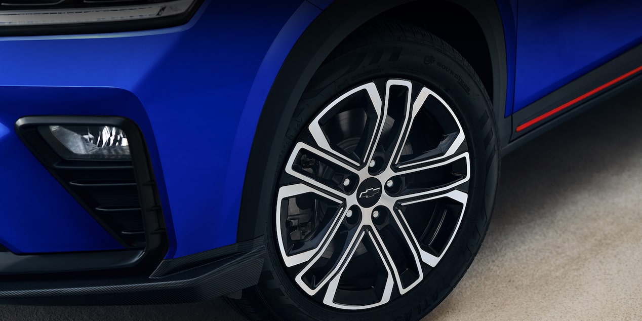 Primer plano de un rin de la Chevrolet Groove RS, con diseño deportivo de cinco radios dobles y acabado en negro brillante con detalles plateados.