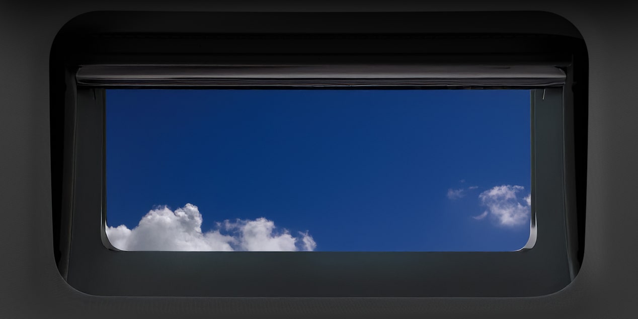 Vista del cielo despejado desde el interior de la Chevrolet Groove RS y a través del sunroof panorámico.
