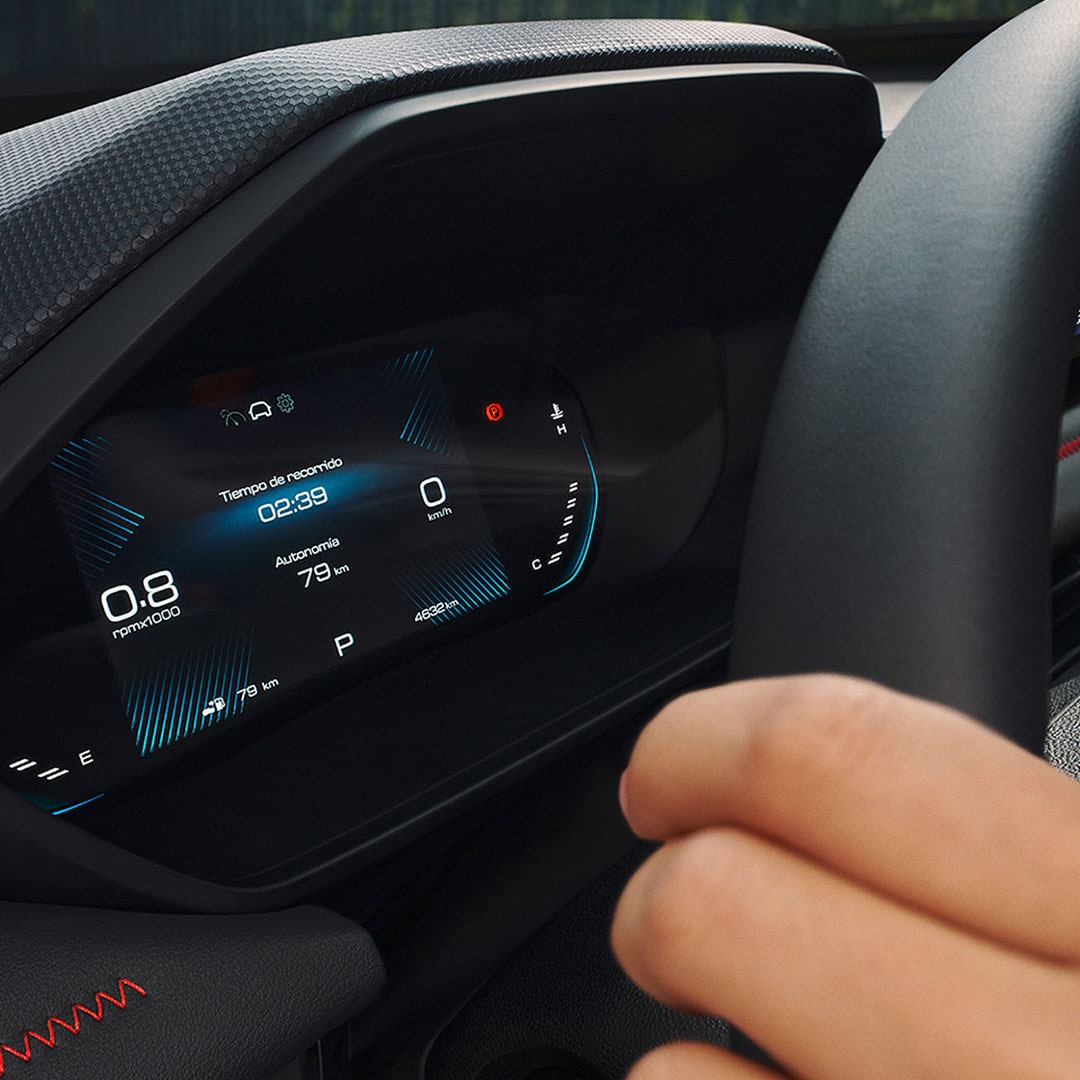 Vista en detalle del clúster digital de la Chevrolet Groove LTZ, destacando el ecuero negro con acentos en color rojo.