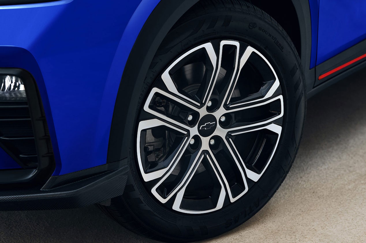 Primer plano de un rin de la Chevrolet Groove RS, con diseño deportivo de cinco radios dobles y acabado en negro brillante con detalles plateados.