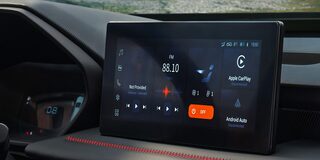 Pantalla táctil del sistema de infoentretenimiento de la Chevrolet Groove, con conectividad Apple CarPlay y Android Auto.