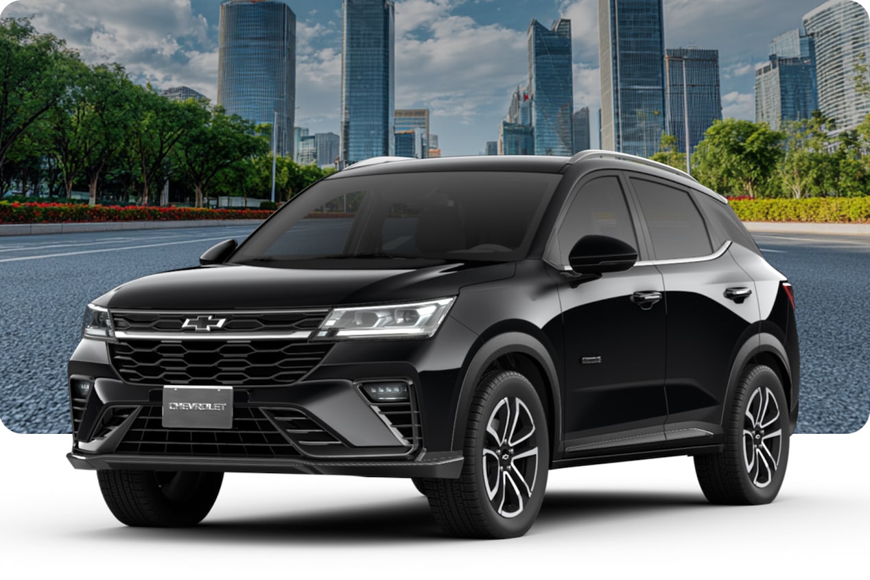 Chevrolet Groove modelo LTZ en color Negro Metálico sobre un fondo urbano con edificios y árboles.