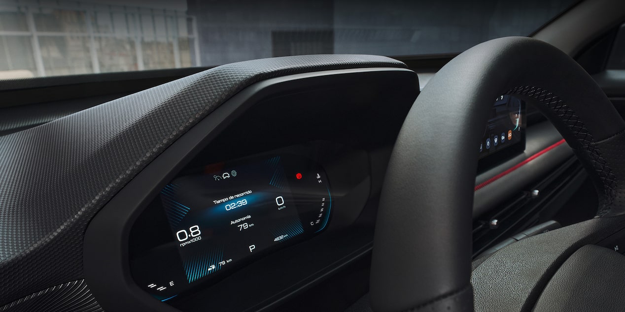 Vista en detalle del clúster digital de la Chevrolet Groove LTZ, destacando el ecuero negro con acentos en color rojo.