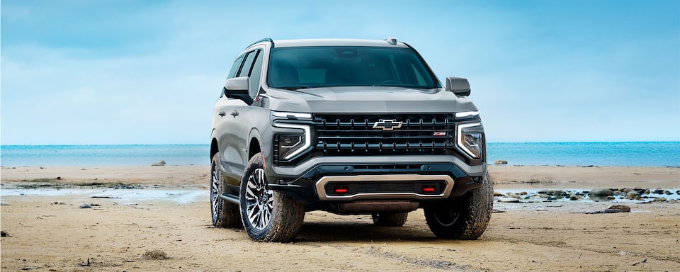 "Chevrolet Tahoe Z71 sobre arena en la playa, demostrando su potencia todoterreno y estilo imponente "