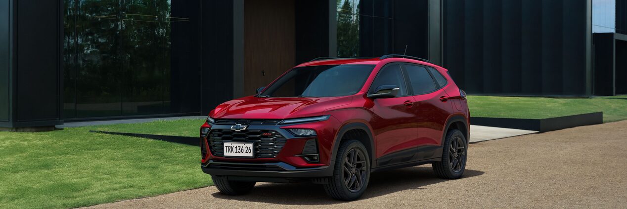 Chevrolet Tracker estacionada en área urbana.