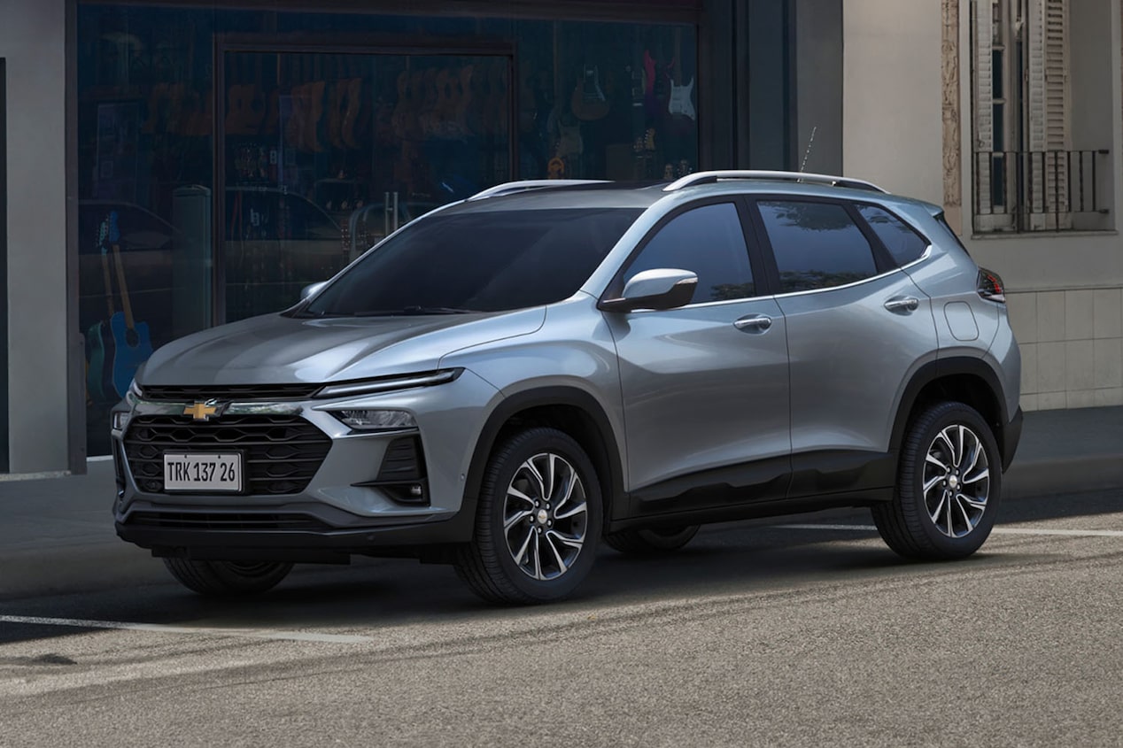 Vista frontal de Chevrolet Tracker estacionada en zona urbana.