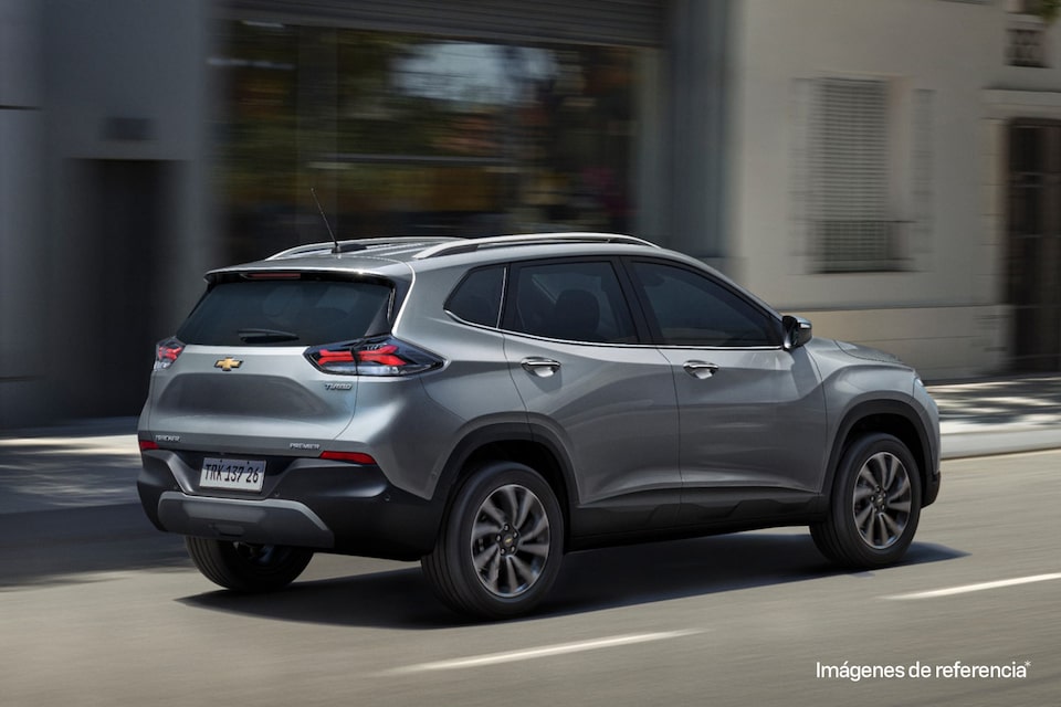 Chevrolet Tracker color Gris en movimiento por zona urbana.