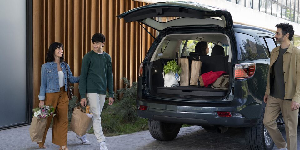 Chevrolet Trailblazer 2025 High Country - vista de carga con familia Chevrolet Trailblazer 2025 High Country - vista estacionada en lugar urbano Chevrolet Trailblazer 2025 High Country - detalle de apertura de puertas Chevrolet Trailblazer 2025 High Country - panorámica de asientos