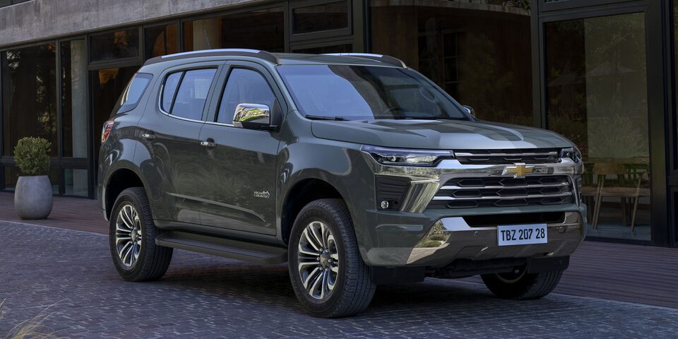 Chevrolet Trailblazer 2025 High Country - vista estacionada en lugar urbano